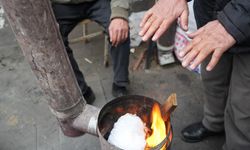 Pazarcılar tezgah başında sobayla ısınıyor