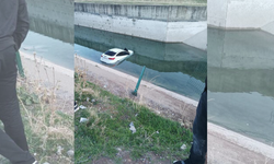 Diyarbakır'da kontrolden çıkan otomobil su kanalına uçtu