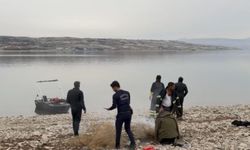 Baraj gölünde alabora olan teknede kayıplar var