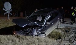 Tren otomobili hurdaya çevirdi: 5 yaralı