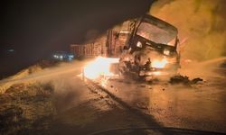 Mardin’de iki tır çarpıştı: Bir tır tamamen küle döndü