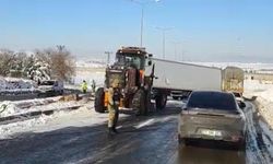 Diyarbakır’da buzlanma kazaya neden oldu: Tır yoldan çıktı