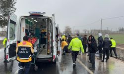 Diyarbakır’da otomobil yoldan çıktı: Yaralılar var