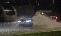 Antalya’da sağanak: Yollar göle döndü, araçlar mahsur kaldı