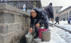 Diyarbakır Sur’da çile; Yıl 2026 vatandaş camiden su taşıyor