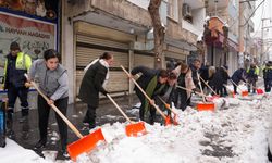 Diyarbakır Bağlar’da kar küreme çalışmalarına kadın imzası