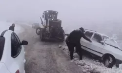 Diyarbakır’da, karda mahsur kalan otomobil son anda kurtarıldı