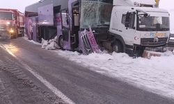 Kars'ta yolcu otobüsü kamyona çarptı: Çok sayıda yaralı