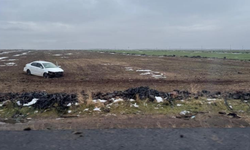 Diyarbakır’da korkutan kaza: Otomobil tarlaya uçtu