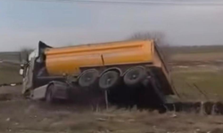 Diyarbakır-Elazığ yolunda kaza: Kamyon yol kenarına devrildi