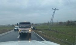 Diyarbakır’da korkutan kaza: Otomobil elektrik direğine çarptı
