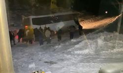 Cenaze taşıyan otobüs ve hastalar kurtarıldı