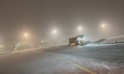 Diyarbakır Havalimanı’nda gece boyu mesai: Pist açıldı, uçuşlar beklemede!