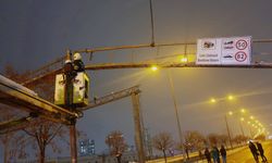 Diyarbakır’da kamyonun çarptığı trafik levhaları kaldırıldı