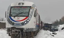 Feci Kaza! Yolcu treni belediye otobüsüne çarptı: Şoför yaralı