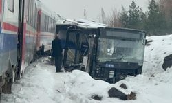 Diyarbakır'da hemzemin geçitte kaza: Belediye otobüsü ile tren çarpıştı