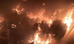 Alevlerle mücadele böyle görüntülendi: Diyarbakır’da iş yerinde yangın