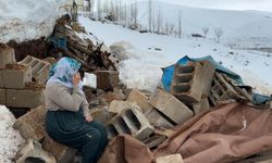 Yıkılan ahırının önünde gözyaşı döktü