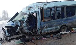 Hakkari’de yolcu minibüsü ile otobüs çarpıştı: Çok sayıda yaralı
