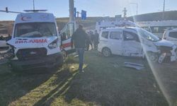 Ambulans ile hafif ticari araç kazasında 5 kişi yaralandı