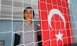 Diyarbakır’da öğrenciden bayrak hassasiyeti: Sevgiyle düzelttim