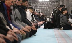 Diyarbakır’da ilk teravihte yoğunluk: Ulu Cami’de saflar doldu