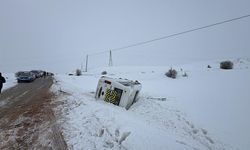 Sivas’ta öğrencileri taşıyan servis devrildi: Çok sayıda yaralı