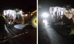 Diyarbakır’da tır devrildi, yol saatlerce kapalı kaldı