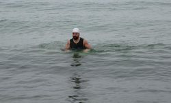 Kış turizmine dikkat çekmek için soğuk sulara girdi