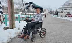 Engelli çocuğuna akülü sandalyeden araba yaptı