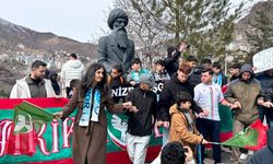 Amedspor taraftarları Dersim’de: Konvoyla giriş, meydanda halay