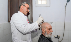 Diyarbakır’da yaşlılara bayram öncesi evde berber hizmeti