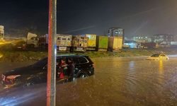 Cizre sular altında: Şırnak-Mardin karayolu ulaşıma kapandı