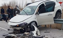 Kontrolden çıkan otomobil bariyerlerde asılı kaldı: Yaralılar var