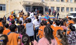 Diyarbakır’da yetim ve köy çocuklarına bayram harçlığı sürprizi