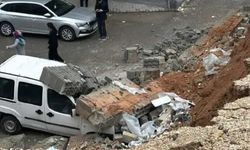 İstinat duvarını aracın üstüne düştü