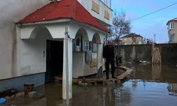 Evlere giriş için tahta köprüler kuruldu