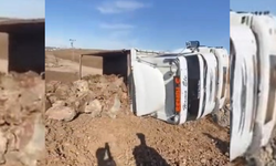 Diyarbakır'da hafriyat kamyonu devrildi; yaralılar var