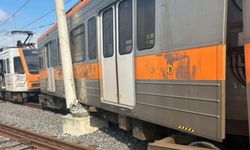Raydan çıkan metro direğe çarptı