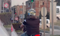 Diyarbakır’da şaşırtan görüntü: Plakayı kaskına bantladı!