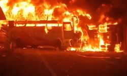 Kamyonla çarpışan otobüs alev aldı, çok sayıda kişi öldü
