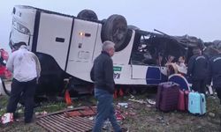 Adana'da yolcu otobüsü devrildi: Ölü ve yaralılar var