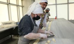 Diyarbakır’da tatlılar kadın eliyle hazırlanıyor