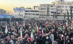 İran'da yüz binler Hamaney'in ölümü için sokakta