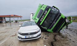 Diyarbakır’da Tır otomobilin üstüne devrildi