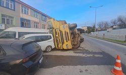 Diyarbakır’da devrilen tır 7 araca çarptı