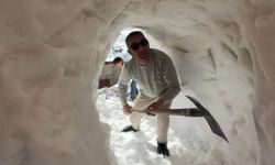 Kardan tüneller kazarak evlerine ulaşıyorlar
