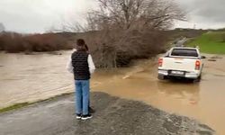 Diyarbakır'da şiddetli yağış yolları kapattı