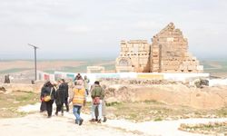 Diyarbakır Zerzevan Kalesi yağışa rağmen turist akınına uğradı