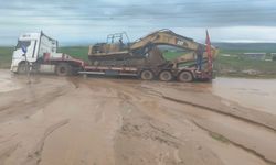 Tehlikeli su birikintileri araçlar mahsur bıraktı